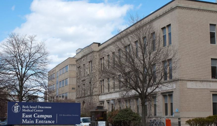 Mỹ bắt nhà nghiên cứu Trung Quốc giấu ống nghiệm ‘vật liệu sinh học’ trong tất mang về nước